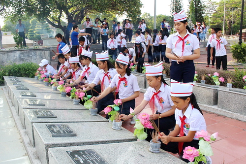 Các đại biểu thiếu nhi  viếng nghĩa trang liệt sỹ tỉnh Kon Tum